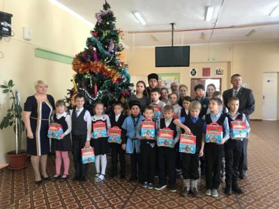 "Содружество азербайджанцев" поздравило детей с Новым Годом
