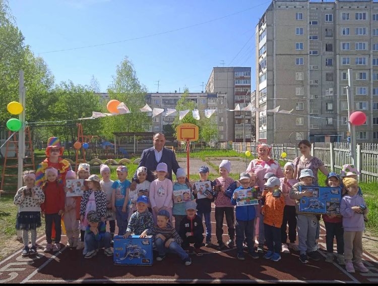Соликамские азербайджанцы  поздравили с Днем защиты детей воспитанников детского сада №49