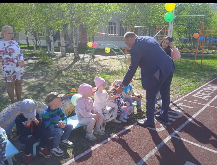 Соликамские азербайджанцы  поздравили с Днем защиты детей воспитанников детского сада №49