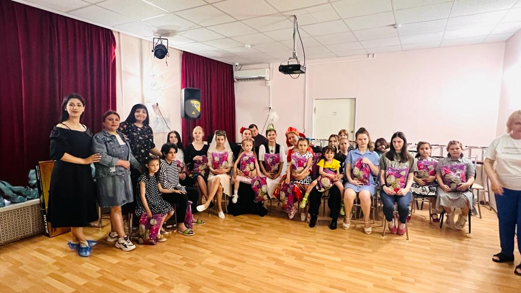 Представители Астраханской РОО национальной культуры «Азербайджан» поздравили воспитанников центра «Улитка»