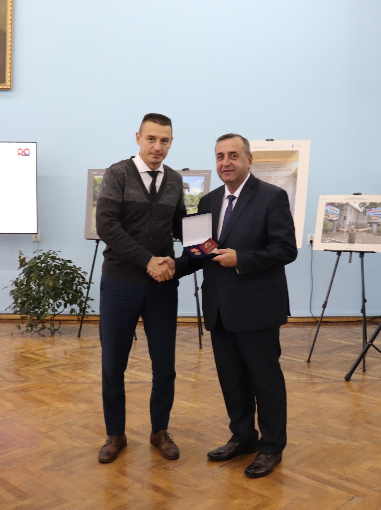 Гасыма Керимова наградили памятной медалью 80 лет Победы в Курской битве