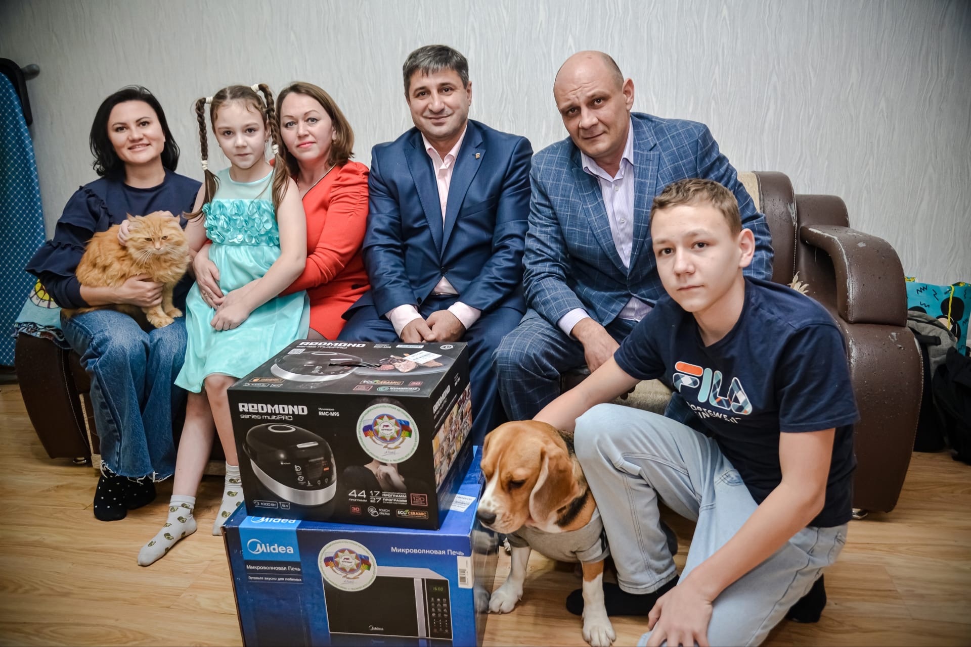 Единороссы Оренбуржья на День матери дарят подарки многодетным семьям