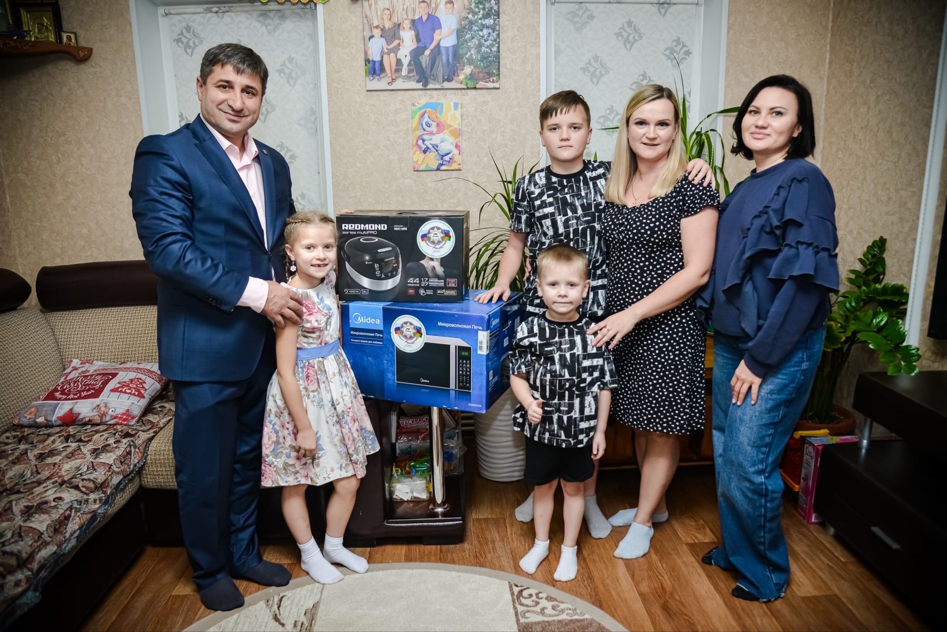 Единороссы Оренбуржья на День матери дарят подарки многодетным семьям