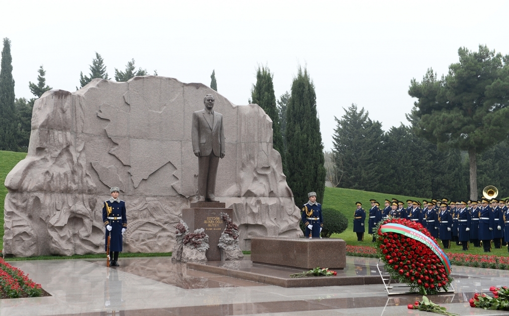 12 декабря - день памяти общенационального лидера Азербайджана - Гейдара Алиева