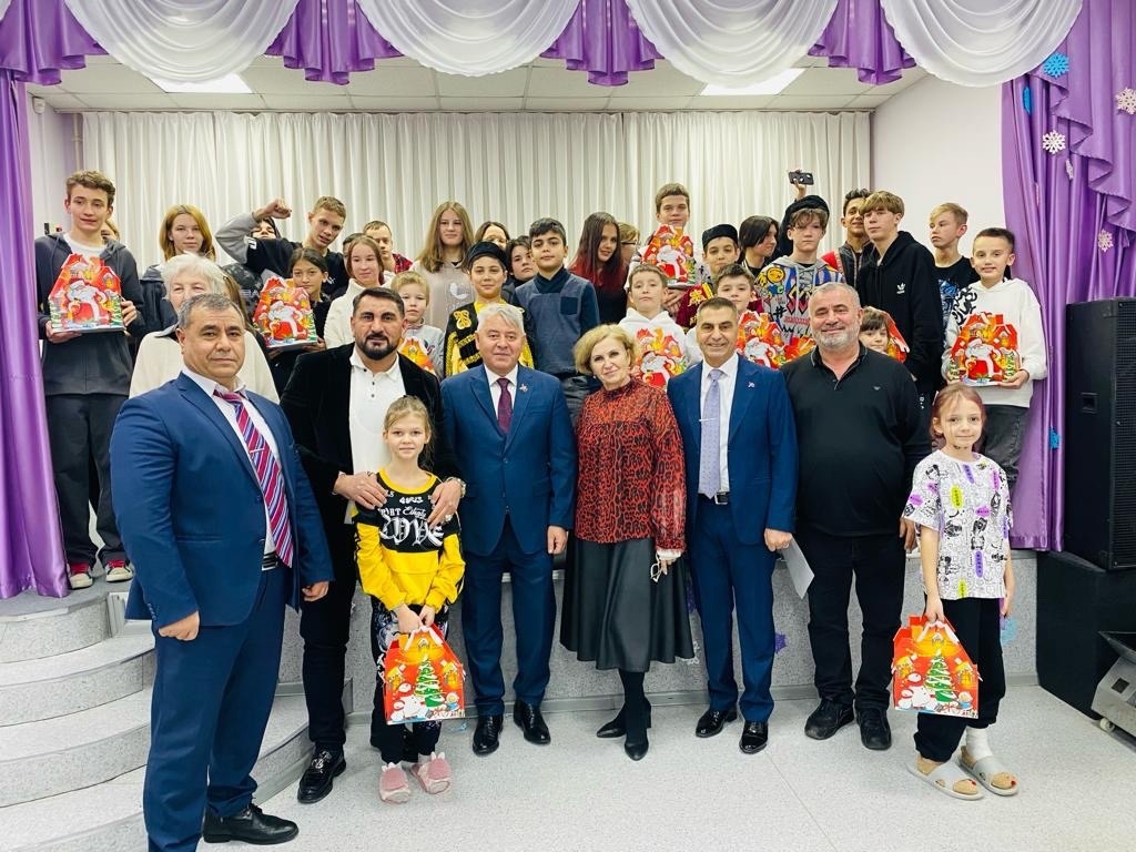 «Содружество Азербайджанцев» поздравили детей с наступающим Новым годом и Днем солидарности азербайджанцев мира